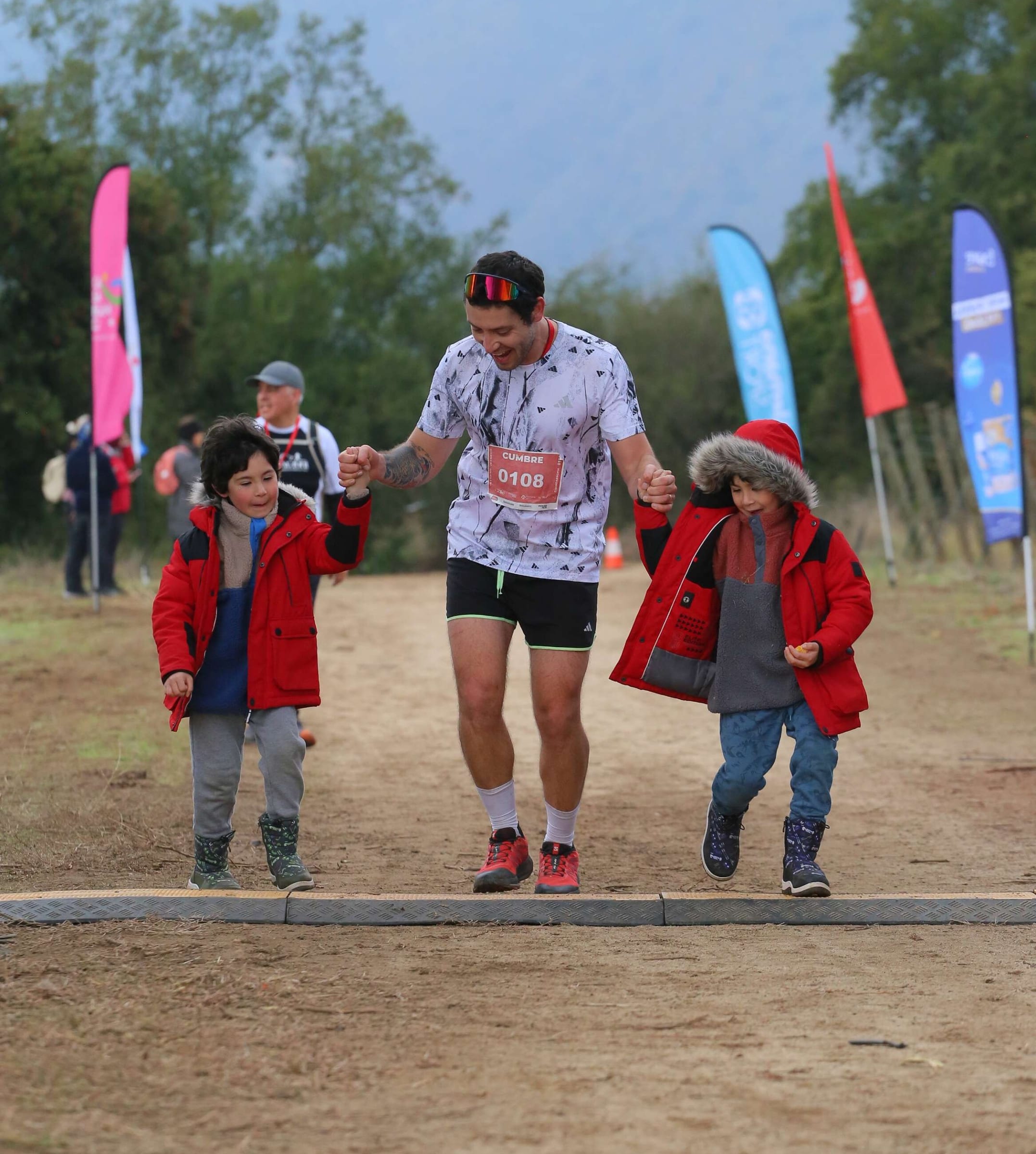 François Dubreuil cruzando la meta con sus hijos