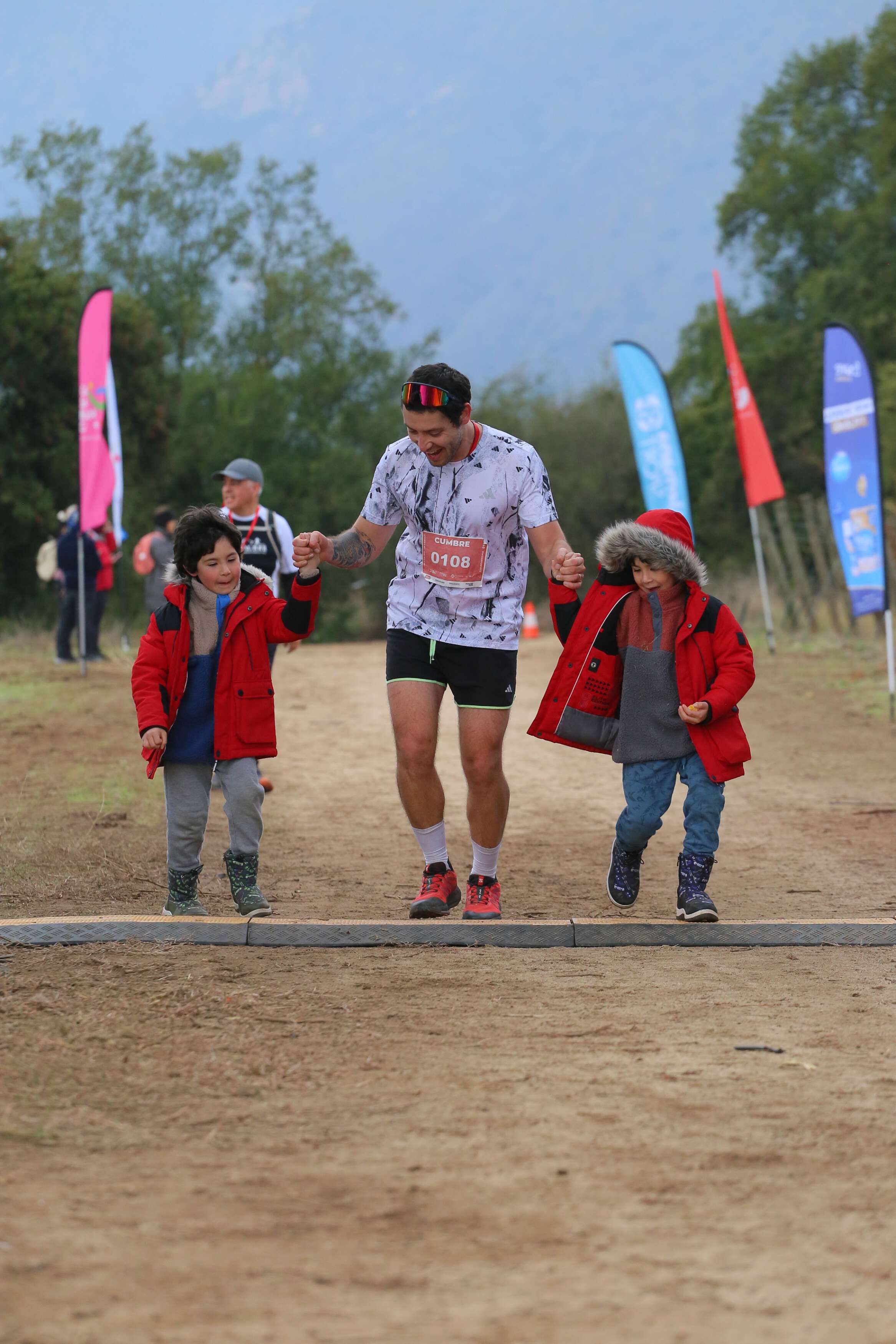 François Dubreuil cruzando la meta con sus hijos